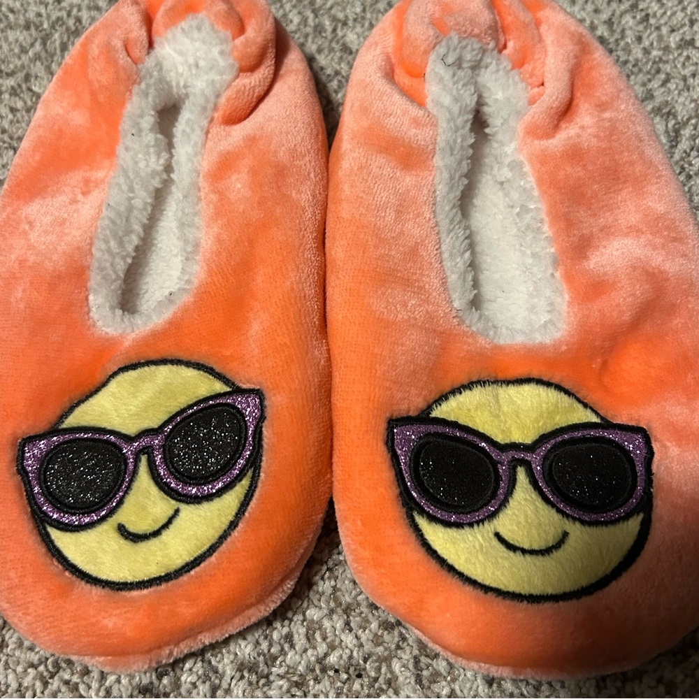 NWOT Justice Girl's Emoji Fuzzy warm Slippers Size L 7-9